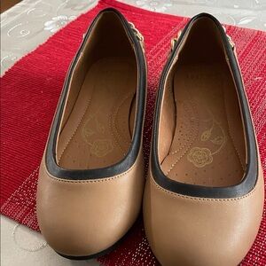 Elegant Tan Flats with Black Trim